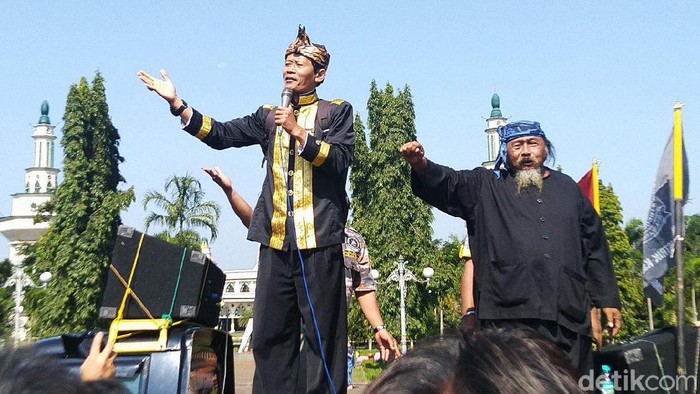 Warga Ciamis Tuntut Ridwan Saidi Minta Maaf Soal 'Galuh Brutal' Warga Ciamis melakukan memprotes ucapan Ridwan Saidi yang menyebut tidak ada Kerajaan Galuh di Ciamis. Galuh juga disebut Ridwan Saidi memiliki arti brutal. Aksi itu digelar di Alun-alun Ciamis, Jumat (14/2/2020).