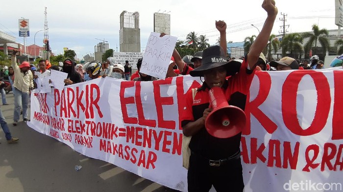 Puluhan juru parkir (Jukir) di Makassar menggelar unjuk rasa menolak penerapan sistem parkir elektronik di wilayah Panakukang (Muhammad Nur Abdurrahman/detikcom)