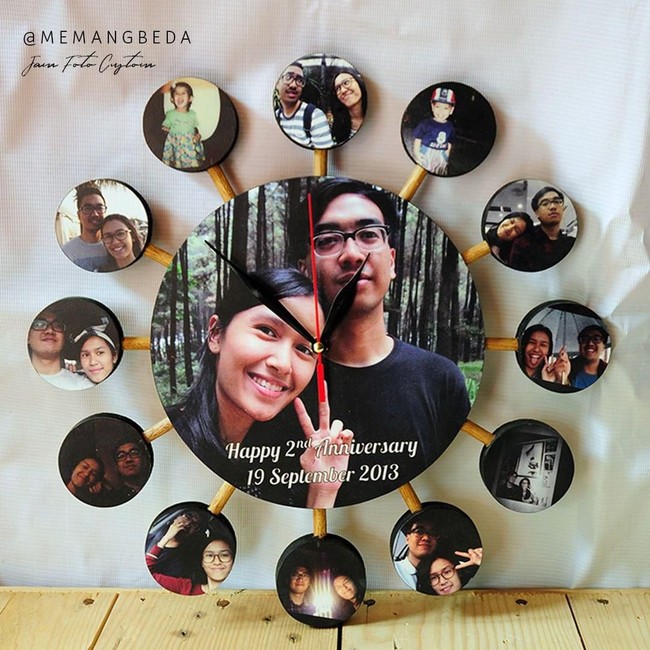Sedang kebingungan mencari kado yang unik dan personal? Kamu bisa mencoba memesan jam kayu custom bulat ini. Jam kayu ini bisa dijadikan untuk seserahan, hadiah, anniversary, kado wisuda, perpisahan dan momen manis lainnya. Kamu bisa pesan di @memangbeda. Harga jam mulai dari harga Rp 350.000. Foto: Instagram