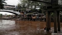 Sungai Ciliwung kembali menjadi sorotan usai banjir merendam sejumlah wilayah di Jakarta pada awal tahun baru 2020. Tak sedikit orang menilai banjir itu terjadi karena upaya naturalisasi-normalisasi di sungai itu jalan di tempat.