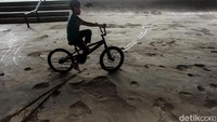 Lubang tersebut sudah ada sejak tahun lalu, namun hingga kini belum diperbaiki.