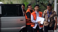 Sementara Tomtom Dabbul Qomar diperiksa terkait suap pengadaan tanah untuk Ruang Terbuka Hijau (RTH) di Pemerintah Kota Bandung pada tahun 2012 dan 2013 yang menyebabkan kerugian keuangan negara sebesar Rp 69 miliar.