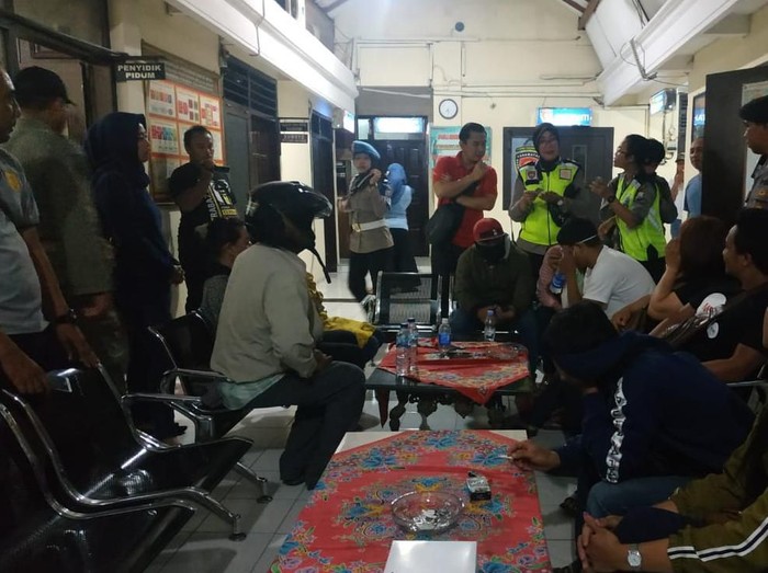 Delapan pasangan bukan suami istri terjaring razia cipta kondisi Valentine dari sejumlah hotel dan penginapan di Tulungagung. Salah satu perempuan terciduk saat bersembunyi di bak mandi.
