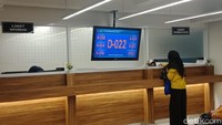 Para petugas imigrasi di sini bekerja secara cekatan dan ramah ketika menjawab berbagai pertanyaan dan keluhan traveler. (Foto: Putu Intan Raka Cinti/detikcom)