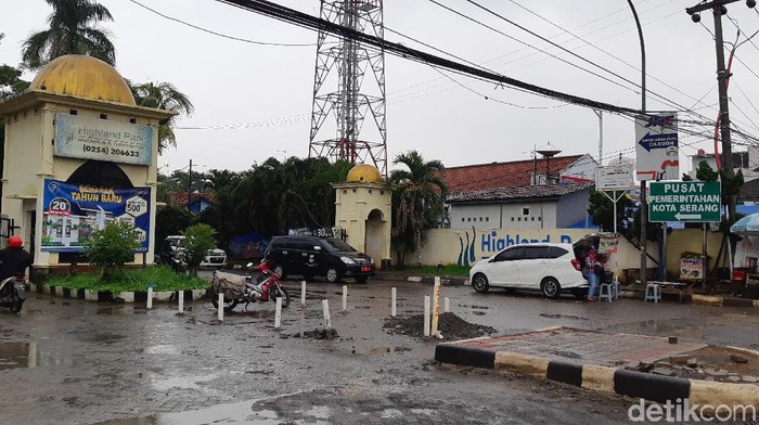 Potret kantor Pemkot Serang di tengah perumahan.