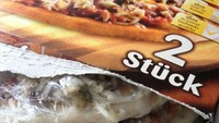 Bonus nih buat orang yang membeli pizza. Harusnya kan dapat dua saja, eh beruntung dapat tiga. Foto: Bored Panda