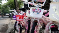 Tak hanya sepeda untuk orang dewasa, sepeda untuk anak-anak pun dijual di kawasan tersebut.
