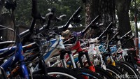 Jalan Malabar di Kota Bandung terkenal sebagai sentra penjualan sepeda bekas.