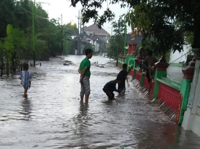 Hujan lebat terjadi di Kecamatan Pandaan, Gempol dan Beji Kabupaten Pasuruan. Hujan mengakibatkan banjir dan genangan di 4 desa Kecamatan Beji.