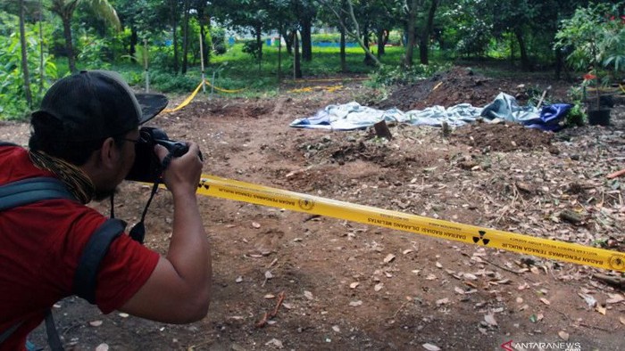 Seorang jurnalis foto memotret lokasi ditemukannya paparan tinggi radioaktif di Perumahan Batan Indah, Serpong, Tangerang Selatan, Banten, Jumat (14/2/2020). ANTARA FOTO/Muhammad Iqbal/foc. (ANTARA FOTO/MUHAMMAD IQBAL)