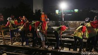 Akibat penggantian dan perawatan itu sejumlah perjalanan Kereta Rel Listrik sedikit terganggu dan mengalami perubahan perjalanan. 
