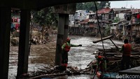Pembebasan lahan dan penertiban itu dilakukan guna normalisasi-naturalisasi Sungai Ciliwung sebagai upaya untuk mengatasi banjir di ibu kota.