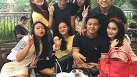 Selain rekan-rekan satu profesinya, Ajil Ditto juga kompak dengan sahabatnya yang lain. Bahkan ia sering menghabiskan waktu bersama sambil hangout dan kulineran bareng di Mal. Foto: Instagram @ajil_ditto08
