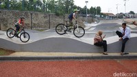 Muda-mudi ini bersantai di area BMX.