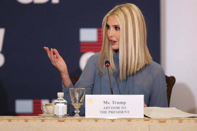 Berbeda dari biasanya, rambut pirang Ivanka diberi tambahan warna yang lebih gelap sebagai highlight sehingga meninggalkan kesan belang-belang. (Foto: Chip Somodevilla/Getty Images)
