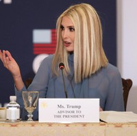Berbeda dari biasanya, rambut pirang Ivanka diberi tambahan warna yang lebih gelap sebagai highlight sehingga meninggalkan kesan belang-belang. (Foto: Chip Somodevilla/Getty Images)