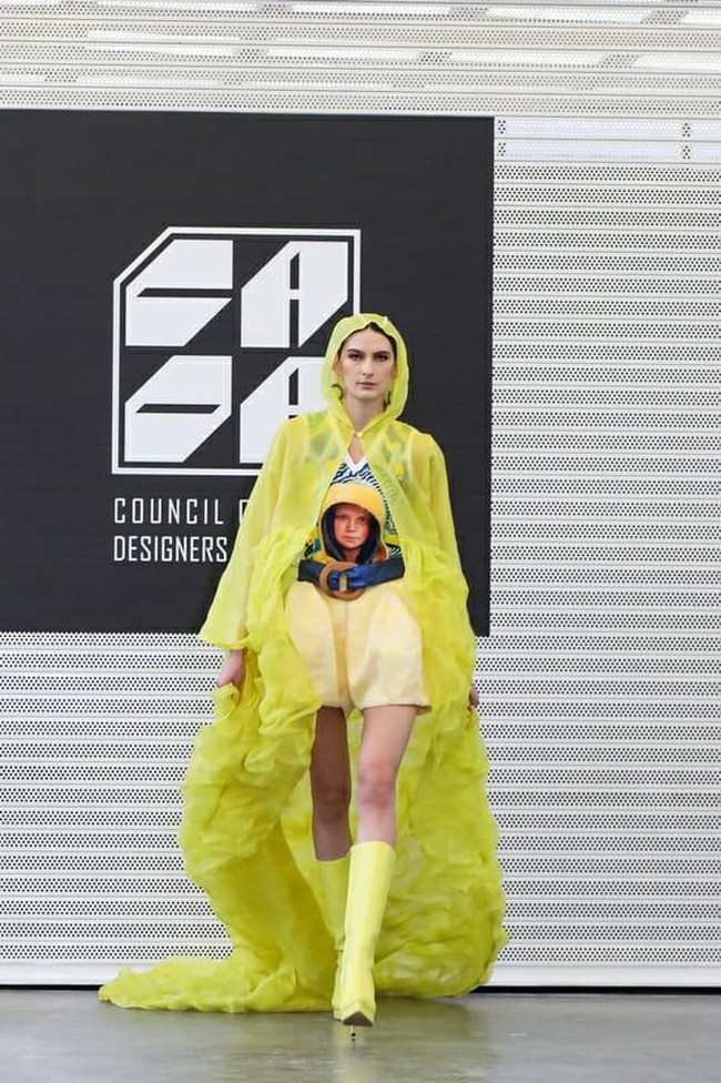 Lewat karyanya, Maggie ingin menyampaikan keprihatinannya dan menitipkan pesan kepeduliannya akan lingkungan hidup, tentu dalam presentasi yang gaya khas kaum mode, wearable dan cantik. Tersisip di antara identitas karya 2Madison Ave yang kaya tabrak corak, warna, tekstur, dan bentuk, raut wajah aktivis muda lingkungan yang tengah mendunia, Greta Thunberg. (Foto: Dok. 2Madison)