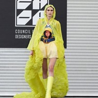 Lewat karyanya, Maggie ingin menyampaikan keprihatinannya dan menitipkan pesan kepeduliannya akan lingkungan hidup, tentu dalam presentasi yang gaya khas kaum mode, wearable dan cantik. Tersisip di antara identitas karya 2Madison Ave yang kaya tabrak corak, warna, tekstur, dan bentuk, raut wajah aktivis muda lingkungan yang tengah mendunia, Greta Thunberg. (Foto: Dok. 2Madison)