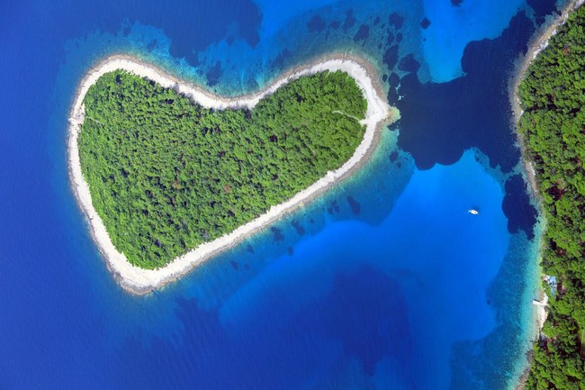 Satu lagi pulau di Kroasia yang berbentuk hati, Murtar Island. Berbeda dengan Pulau Galesnjak yang tak berpenghuni, Murtar Island merupakan salah satu destinasi wisata dan dihuni sekitar 5.100 penduduk. Pulau ini juga memiliki sejumlah pantai. Foto: iStock