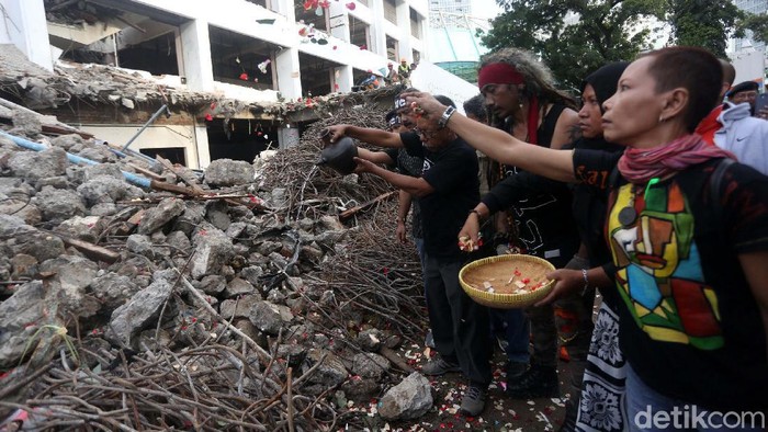 Aksi Seniman Tolak Revitalisasi TIM Forum Seniman Peduli TIM gelar aksi teatrikal di reruntuhan Graha Bhakti Budaya di TIM, Jakarta, Jumat (14/2). Mereka menuntut penghentian proyek pembangunan hotel.