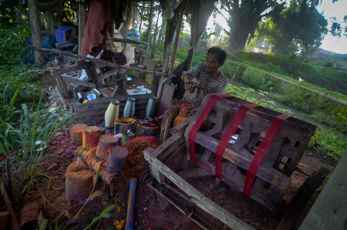 Perajin menggulung gelasan atau benang untuk layang-layang di Kampung Gelasan, Tanjungsari, Kabupaten Sumedang, Jawa Barat, Jumat (14/2/2020). Kampung Gelasan yang telah ada sejak 1990-an tersebut dapat memproduksi 500 lusin gelasan per hari yang dijual dari harga Rp3.000 hingga Rp20 ribu serta diminati oleh pehobi layang-layang adu di berbagai negara Asia Tenggara seperti Malaysia, Brunei Darussalam, dan Filipina. ANTARA FOTO/Raisan Al Farisi/foc.