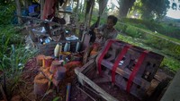 Perajin menggulung gelasan atau benang untuk layang-layang di Kampung Gelasan, Tanjungsari, Kabupaten Sumedang, Jawa Barat, Jumat (14/2/2020).