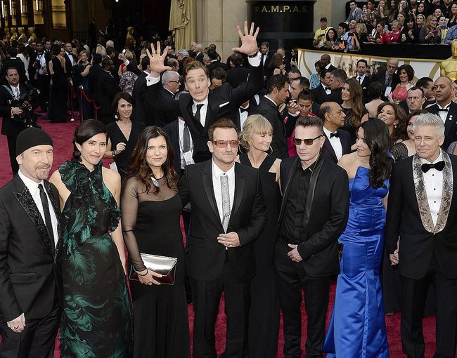Benedict Cumberbatch yang selalu bertampang serius ternyata bisa jahil juga. Dia melakukan photobomb saat grup band U2 foto bersama. Foto: Getty Images