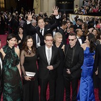 Benedict Cumberbatch yang selalu bertampang serius ternyata bisa jahil juga. Dia melakukan photobomb saat grup band U2 foto bersama. Foto: Getty Images