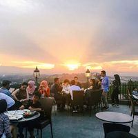 5 Tempat Makan Romantis di Puncak dengan Panorama Bukit Cantik
