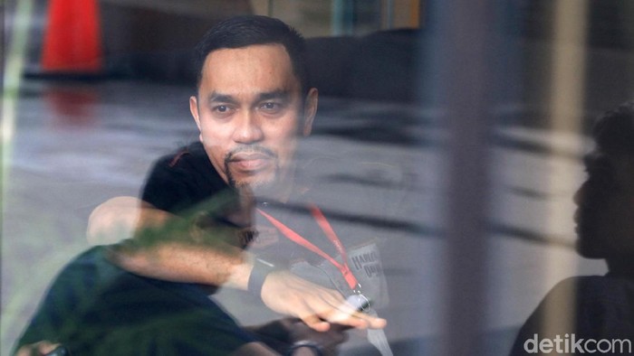 Wakil Ketua Komisi III DPR Ahmad Sahroni diperiksa KPK. Ia diperiksa terkait kasus dugaan suap proyek di Bakamla.