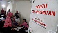 Selain memberikan sosialisasi moda transportasi LRT, para warga lanjut usia tersebut juga dapat memeriksakan kesehatan secara gratis lho di stasiun.