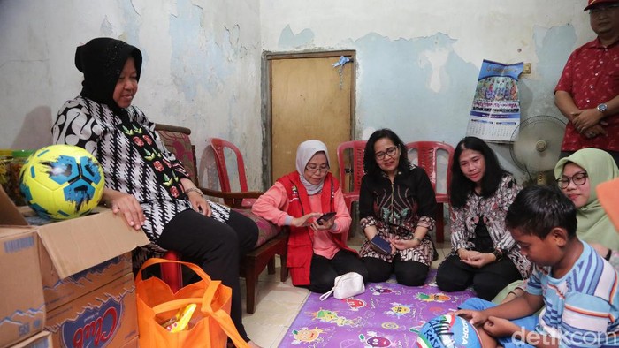 Wali Kota Surabaya Tri Rismaharini takziah ke keluarga korban bunuh diri di Kecamatan Krembangan. Ia bertemu anak dan istri korban.