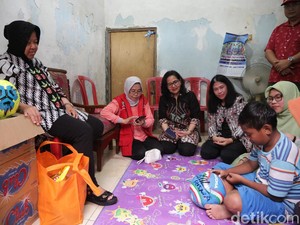 Momen Risma Kuatkan Anak yang Ditinggal Ayahnya Bunuh Diri