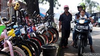 Diketahui ada sekitar delapan pedagang yang berjualan sepeda bekas di jalan tersebut. Setiap pedagang bisa memajang 20 hingga 50 unit sepeda.