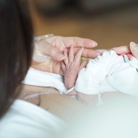 Putri cantiknya itu diberi nama Claire Herbowo. Claire lahir lewat proses persalinan caesar. Foto: Instagram/@shandyaulia