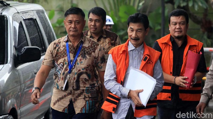 Momen Bupati Nonaktif Solok Selatan Diperiksa KPK KPK terus memperdalam penyidikan kasus suap pembangunan infrastruktur Jembatan Ambayan. Hari ini Bupati nonaktif Solok Selatan Muzni Zakaria kembali diperiksa.