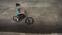 Hal tersebut terbukti dari arena skate yang berlubang.