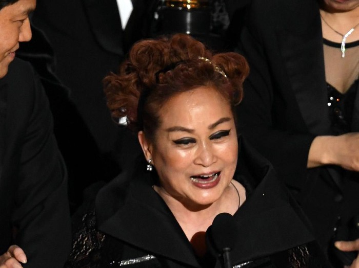 1205192232 HOLLYWOOD, CALIFORNIA - FEBRUARY 09: (L-R) Executive producers Min Heoi Heo and Miky Lee, producer Kwak Sin-ae, and So-dam Park accept the Best Picture award for Parasite during the 92nd Annual Academy Awards at Dolby Theatre on February 09, 2020 in Hollywood, California. (Photo by Kevin Winter/Getty Images)