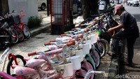 Seorang pedagang sedang menyusun sejumlah sepeda bekas untuk dijajakan di kawasan Jalan Malabar, Kota Bandung, Jawa Barat, Jumat (14/2/2020).