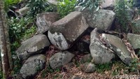 Batuan tersebut sekilas nampak mirip akses jalan dengan tersusun rapih memanjang.