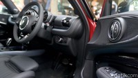 Untuk MINI JCW Clubman dibanderol Rp 1,130 miliar dan MINI JCW Countryman Rp 1,170 miliar. Harga tersebut berstatus off the road.