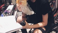 Punya hobi makan, disela-sela kesibukannya model kelahiran Shanghai ini sering ngemil roti. Foto: Instagram @mingxi11