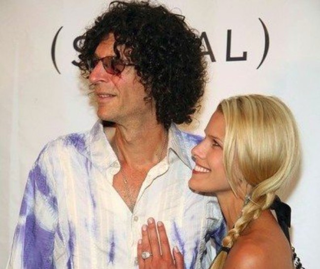 Howard Stern memberikan hadiah spesial Valentine kepada kekasihnya, Beth Ostrosky, berupa cincin mewah berhias batu zamrud 5,2 karat. Hadiah yang sekaligus merupakan cincin pertunangannya itu dibanderol dengan harga sekitar Rp 3,4 miliar. Foto: dok. buzznigeria