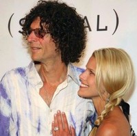 Howard Stern memberikan hadiah spesial Valentine kepada kekasihnya, Beth Ostrosky, berupa cincin mewah berhias batu zamrud 5,2 karat. Hadiah yang sekaligus merupakan cincin pertunangannya itu dibanderol dengan harga sekitar Rp 3,4 miliar. Foto: dok. buzznigeria