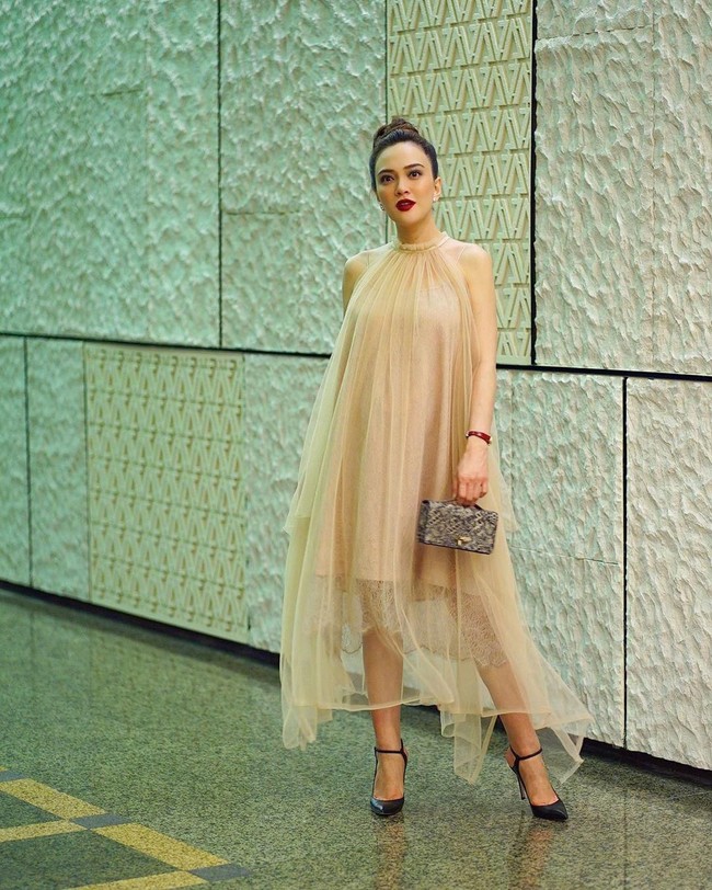 Tampil glamor, Shandy Aulia mengenakan A-line dress berbahan tulle yang menambah aura cantik bersinarnya. Foto: Instagram/@shandyaulia
