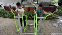 Dua orang anak tengah asyik berolahraga di kolong flyover Slipi, Jakarta.