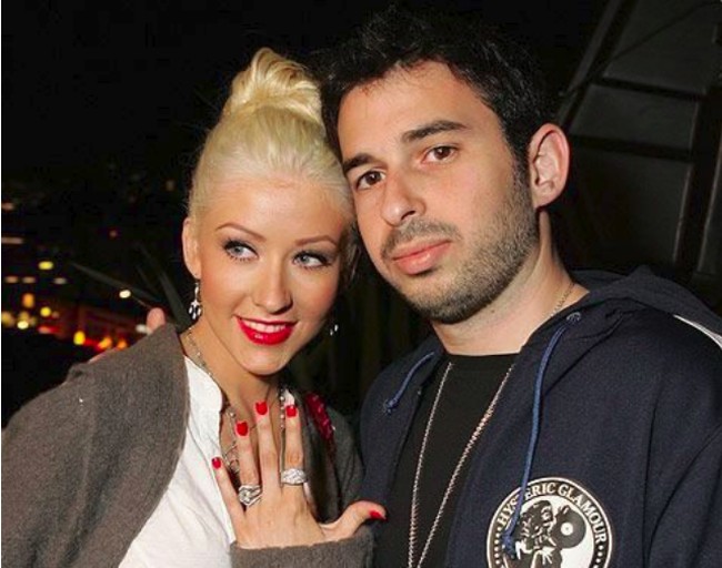 Mantan suami Christina Aguilera, Jordan Bratman memberikan hadiah spesial dan mewah untuk Valentine sekaligus hari tunangannya pada 2005. Cincin mewah bertahtakan berlian 5 karat itu diperkirakan berharga Rp 1 miliar. Foto: dok. buzznigeria