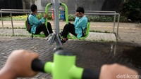Tak sedikit anak-anak yang penasaran mencoba beragam alat olahraga yang berada di kolong flyover Slipi itu.