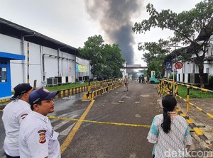 Video 6 Pegawai Selamat Usai Terjebak Kebakaran Pabrik Kosmetik