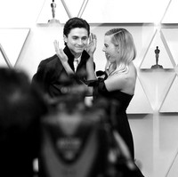 Aktor Timothee Chalamet berusaha photobomb Margot Robbie di red carpet Oscar 2020. Margot Robbie yang gemas dengan tingkah juniornya ini membuat foto tersebut jadi momen sangat manis. Foto: Getty Images